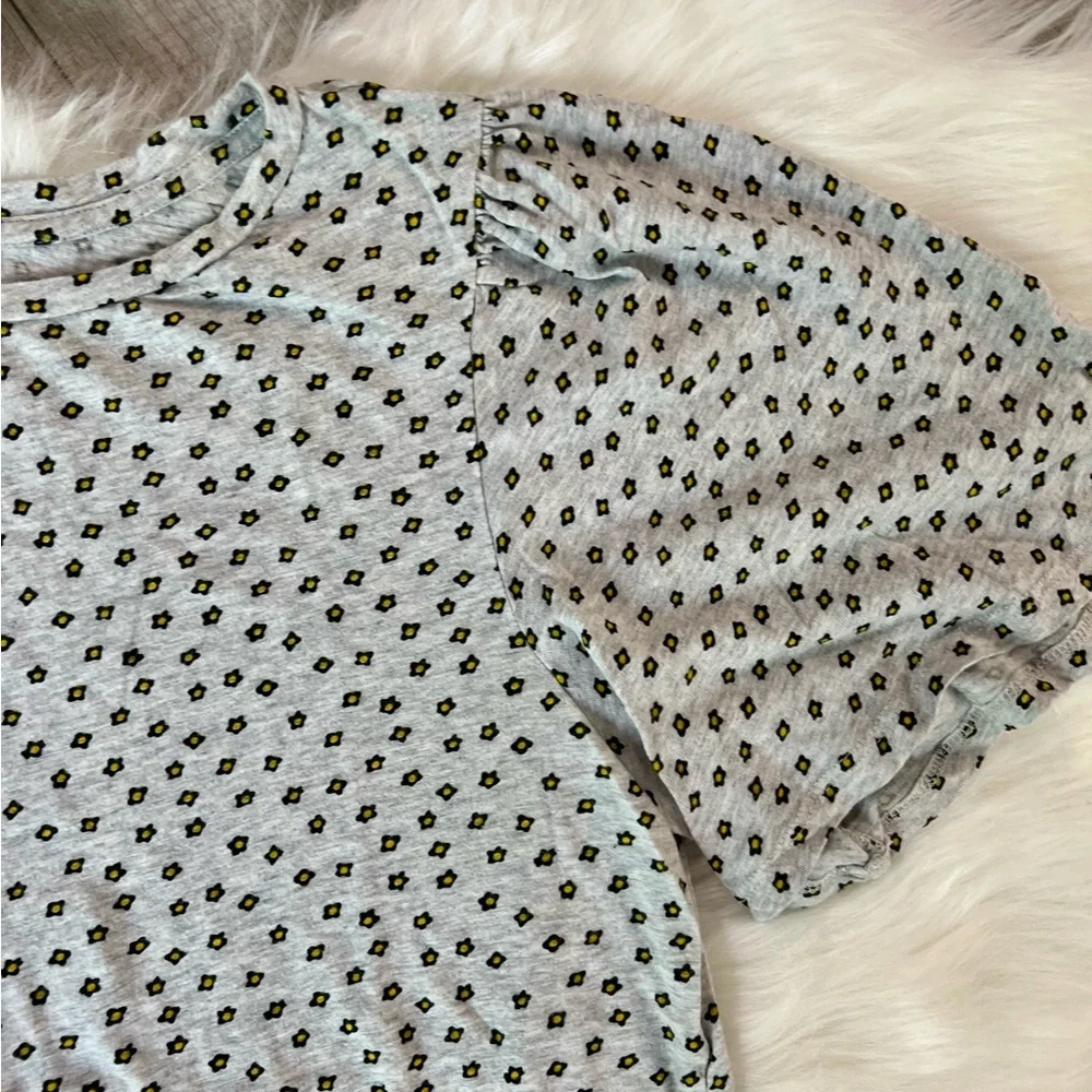 LOFT | Gray Mini Flower Daisy Pattern Flutter Sleeves Women's Top (L) - Picture 2 of 7